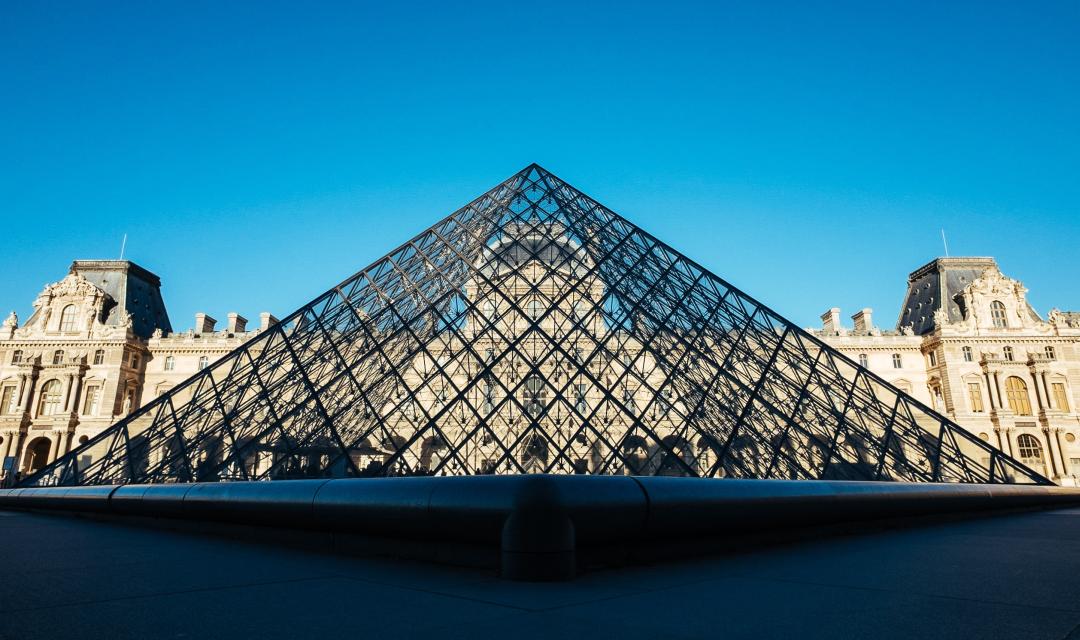 Piramide del Louvre di Parigi (simbolo della forma della piramide)