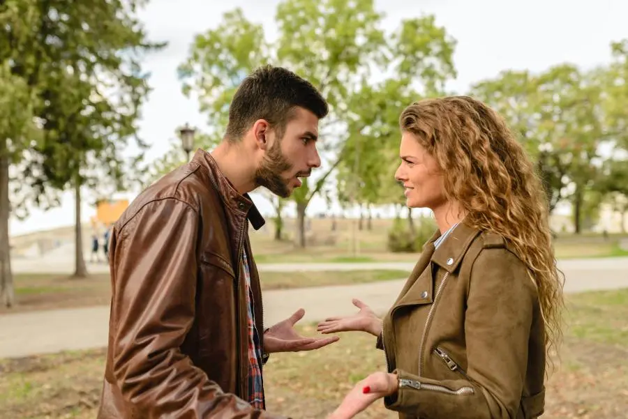Un uomo e una donna discutono tra loro, simbolo delle transizioni nella comunicazione